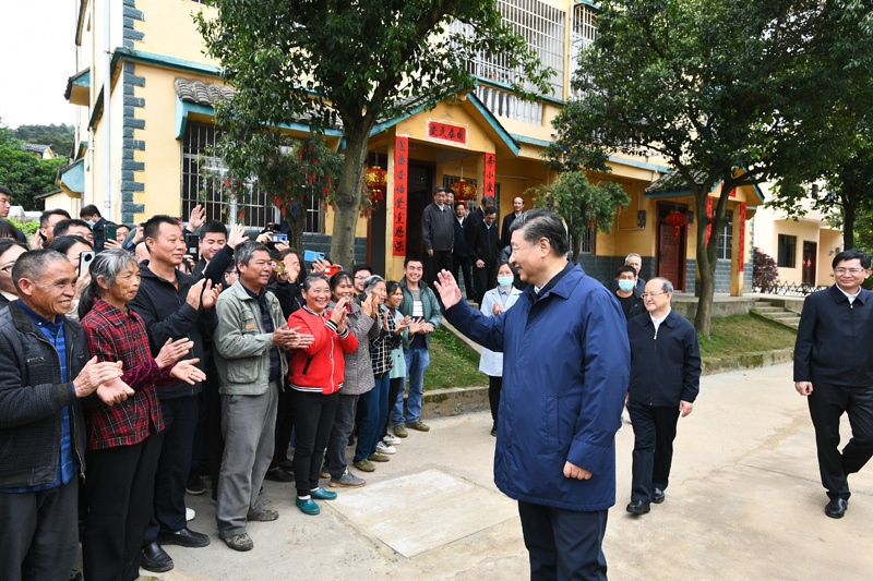 2021年4月25日，習(xí)近平總書記在廣西桂林市全州縣才灣鎮(zhèn)毛竹山村考察時(shí)，同鄉(xiāng)親們親切交流。新華社記者 謝環(huán)馳 攝