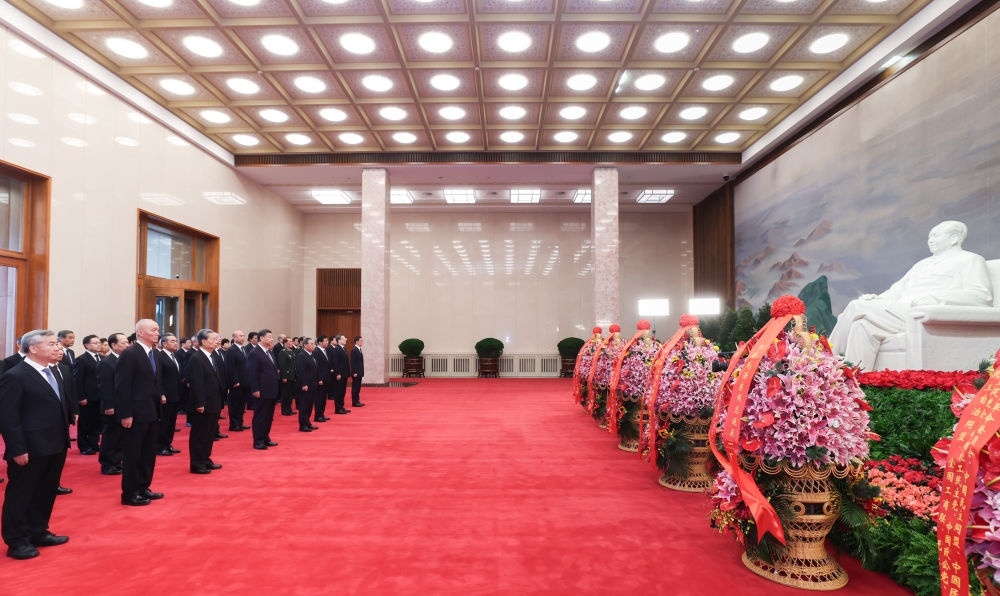 12月26日，中共中央在北京人民大會(huì)堂舉行紀(jì)念毛澤東同志誕辰130周年座談會(huì)。座談會(huì)前，習(xí)近平、李強(qiáng)、趙樂(lè)際、王滬寧、蔡奇、丁薛祥、李希、韓正等領(lǐng)導(dǎo)同志來(lái)到毛主席紀(jì)念堂瞻仰毛澤東同志遺容。