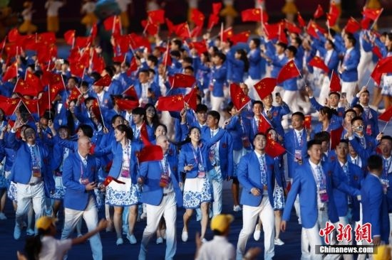 資料圖：9月23日，杭州第19屆亞運(yùn)會(huì)開(kāi)幕式舉行。中國(guó)代表團(tuán)身著星辰藍(lán)禮服驚艷亮相。<a target='_blank' href='/'><p align=