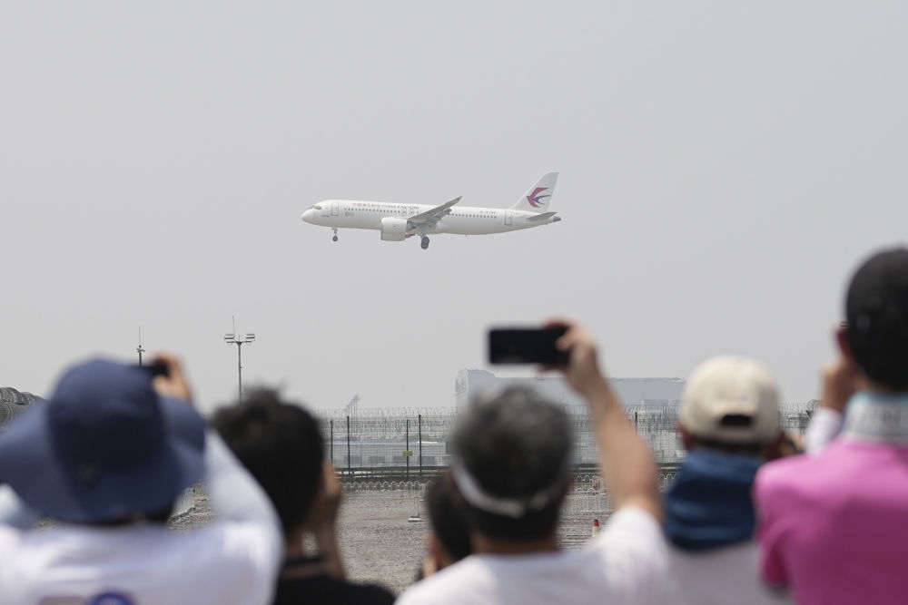 2023年5月28日，C919首個(gè)商業(yè)航班東航MU9191飛抵北京首都國(guó)際機(jī)場(chǎng)。新華社記者 鞠煥宗 攝