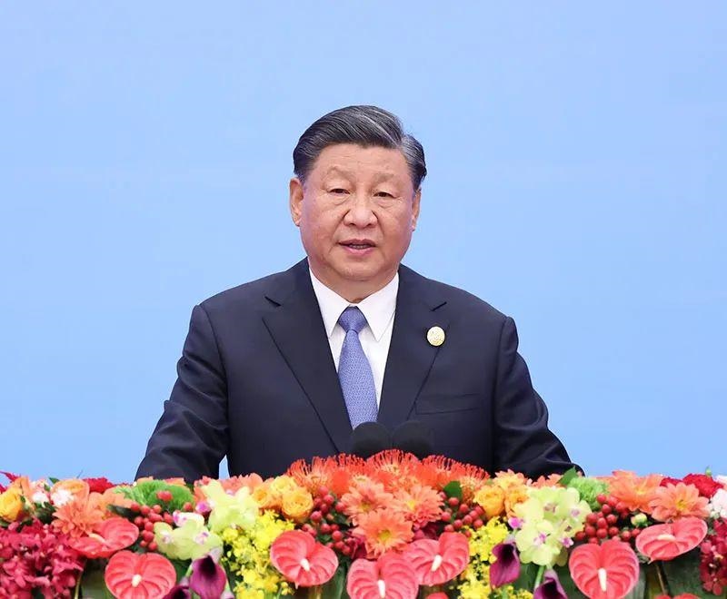 10月18日上午，習(xí)近平主席在北京人民大會(huì)堂出席第三屆“一帶一路”國(guó)際合作高峰論壇開(kāi)幕式并發(fā)表題為《建設(shè)開(kāi)放包容、互聯(lián)互通、共同發(fā)展的世界》的主旨演講。