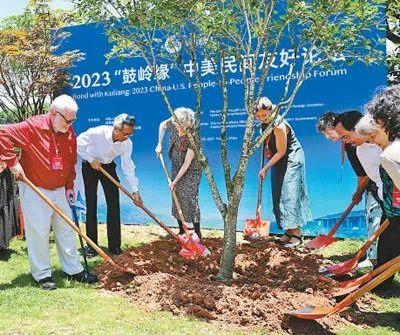 6月，2023“鼓嶺緣”中美民間友好論壇在福建省福州市舉辦。圖為出席“鼓嶺之友”座談會(huì)的中美各界人士在鼓嶺共同植樹(shù)留念。
