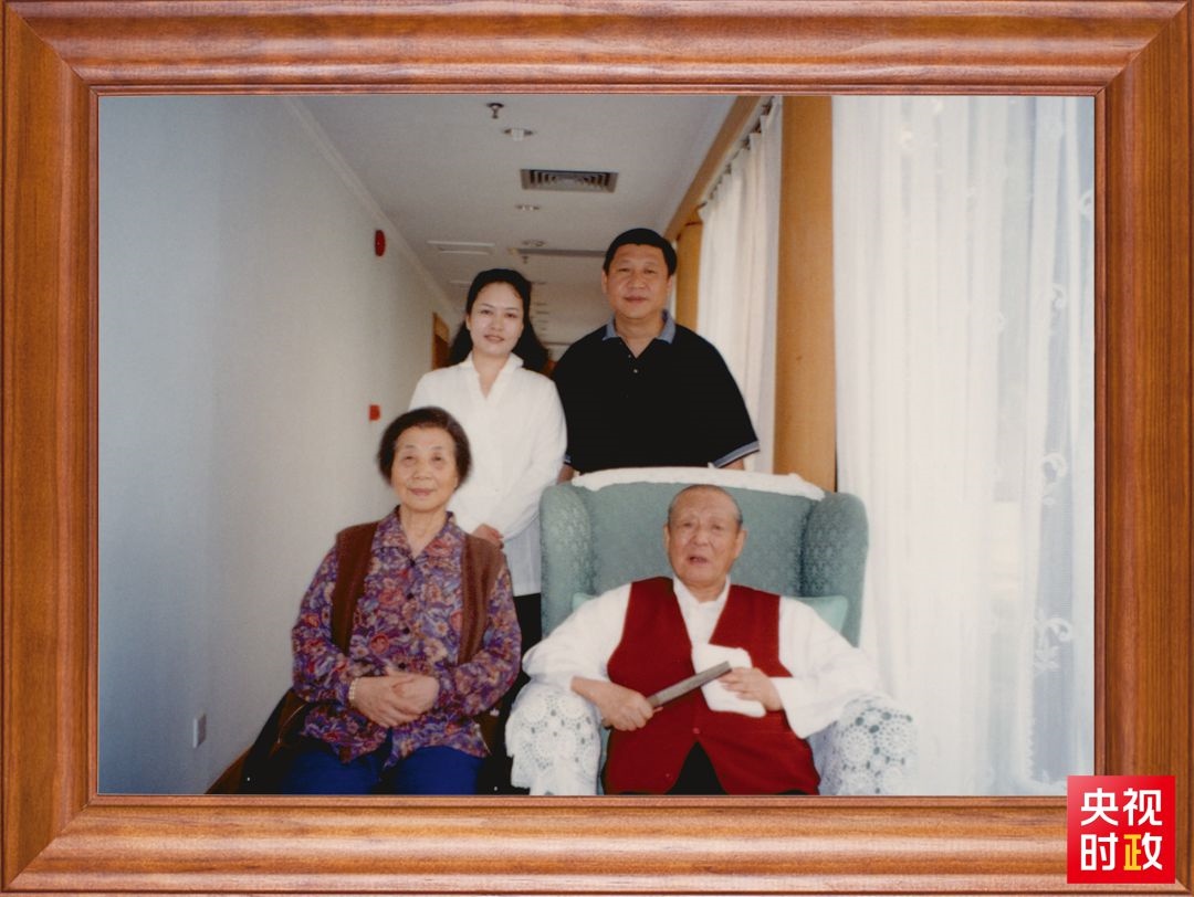 △這是習近平夫婦同父親習仲勛、母親齊心的合影。這張照片第一次出現(xiàn)在他的書架上。