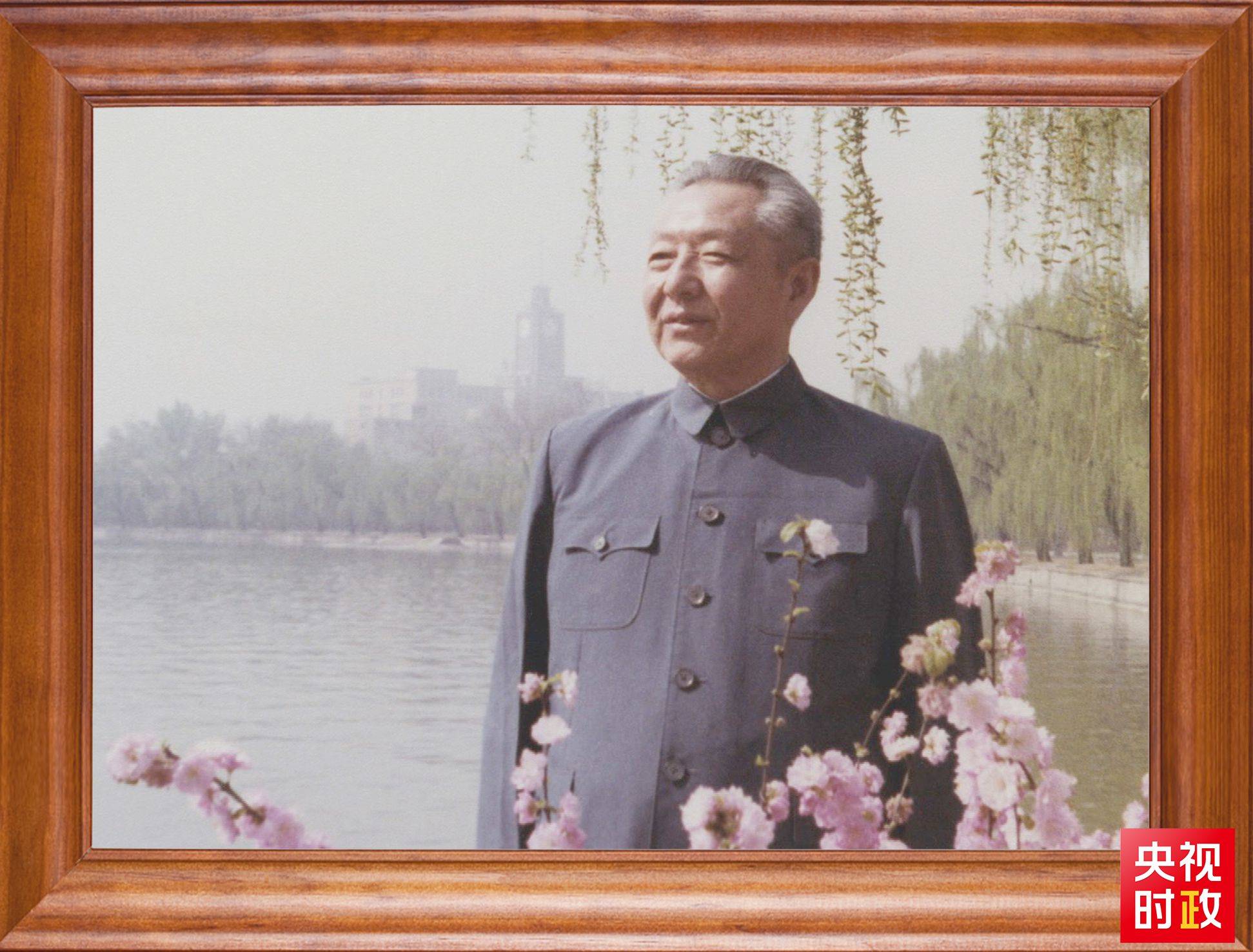 △這是習近平父親習仲勛同志的照片。2023年10月15日，是習仲勛同志誕辰110周年紀念日。這張照片第一次出現(xiàn)在他的書架上。