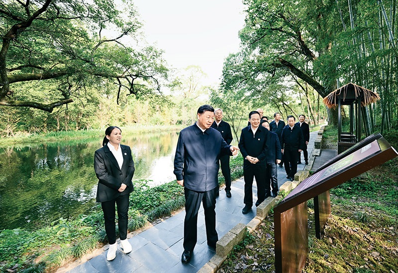 2023年10月10日至13日，中共中央總書記、國家主席、中央軍委主席習近平在江西考察。這是11日下午，習近平在上饒市婺源縣秋口鎮(zhèn)王村石門自然村考察時，了解饒河源國家濕地公園和極度瀕危鳥類藍冠噪鹛保護等情況。 新華社記者 謝環(huán)馳/攝