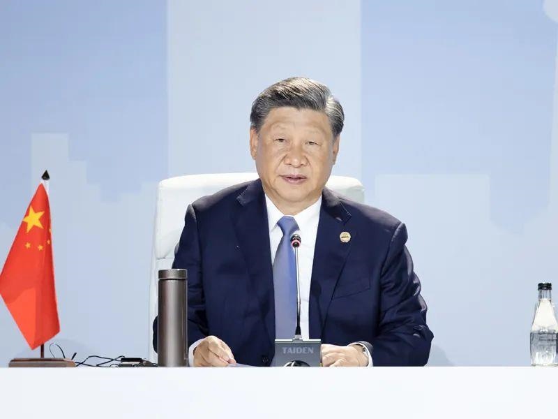 當(dāng)?shù)貢r(shí)間8月24日，習(xí)近平主席在南非約翰內(nèi)斯堡出席金磚國(guó)家領(lǐng)導(dǎo)人第十五次會(huì)晤特別記者會(huì)。