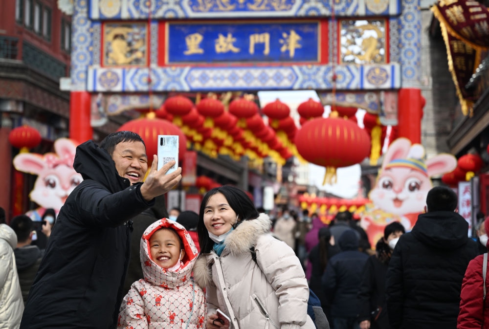 2023年1月26日，農(nóng)歷大年初五，游客在天津古文化街留影。新華社記者 趙子碩 攝