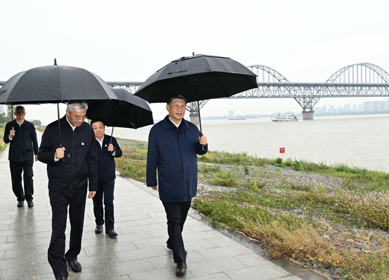 2023年10月10日，習(xí)近平在長(zhǎng)江國(guó)家文化公園九江城區(qū)段考察時(shí)，冒雨沿江堤步行察看沿岸風(fēng)貌。