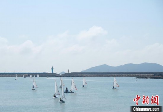 浙江象山，杭州亞運(yùn)會(huì)帆船項(xiàng)目運(yùn)動(dòng)員揚(yáng)帆起航。林波 攝