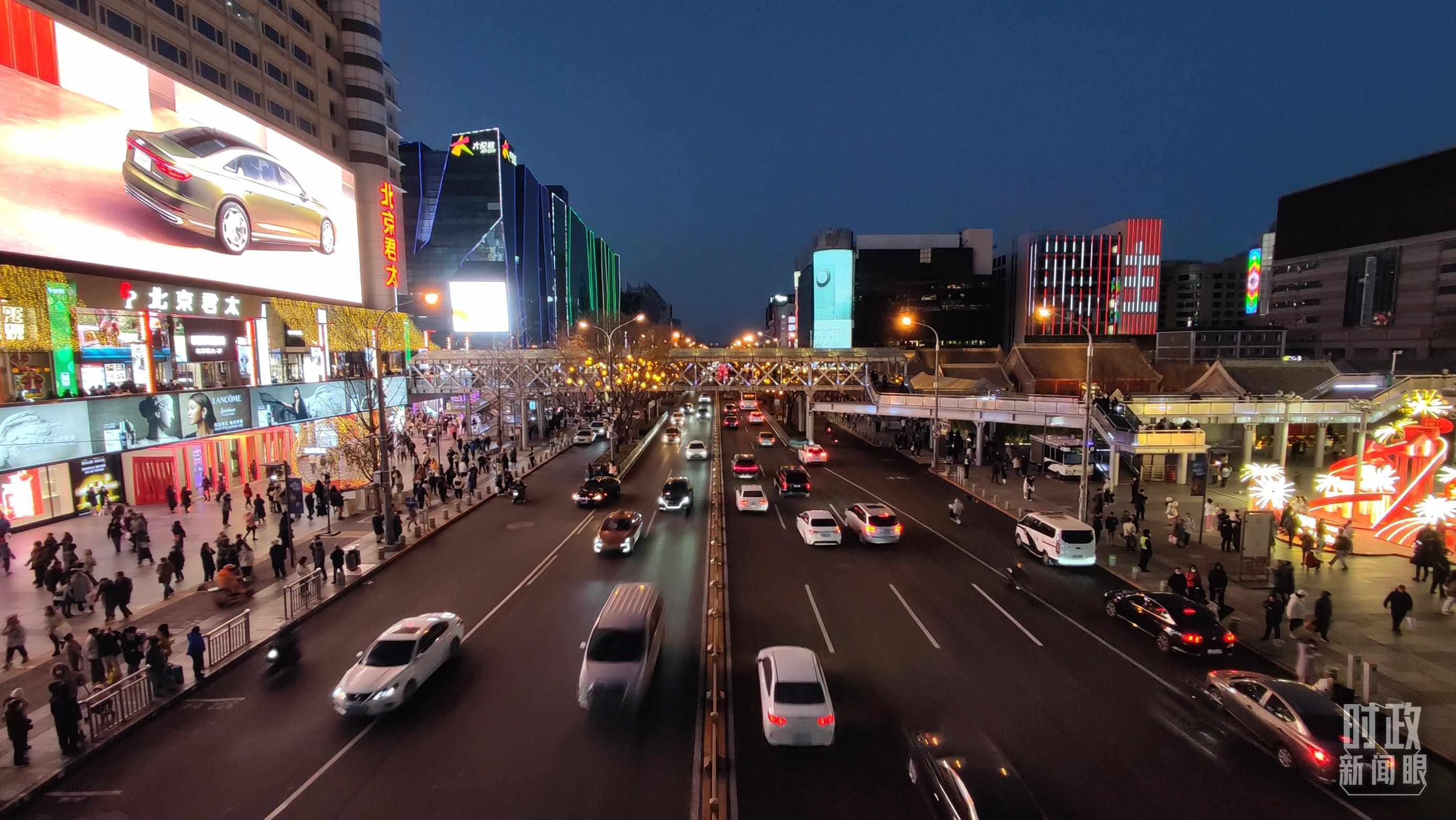 △2023年12月31日，北京西單商業(yè)街區(qū)。（總臺(tái)央視記者薛冠南拍攝）
