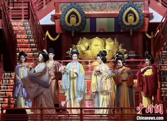 2023年12月31日晚間，在長安十二時(shí)辰主題街區(qū)進(jìn)行的漢服表演。 中新社記者 張一辰 攝