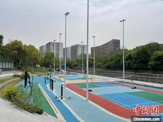 杭州余杭區(qū)一嵌入式體育場(chǎng)地。張煜歡 攝