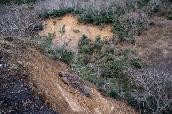  1月2日，在日本石川縣羽咋郡，地震引起山體滑坡。新華社記者張笑宇攝