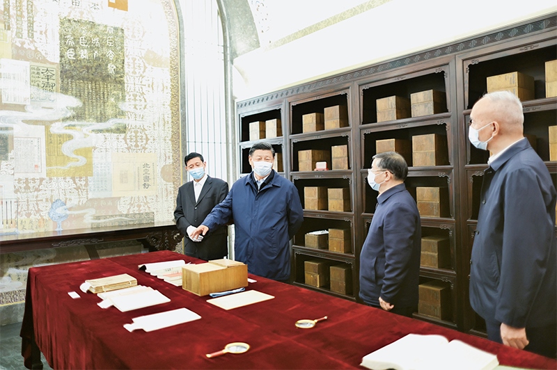 2023年6月1日，習近平總書記在中國國家版本館考察時，在蘭臺洞庫了解館藏精品版本保存情況。