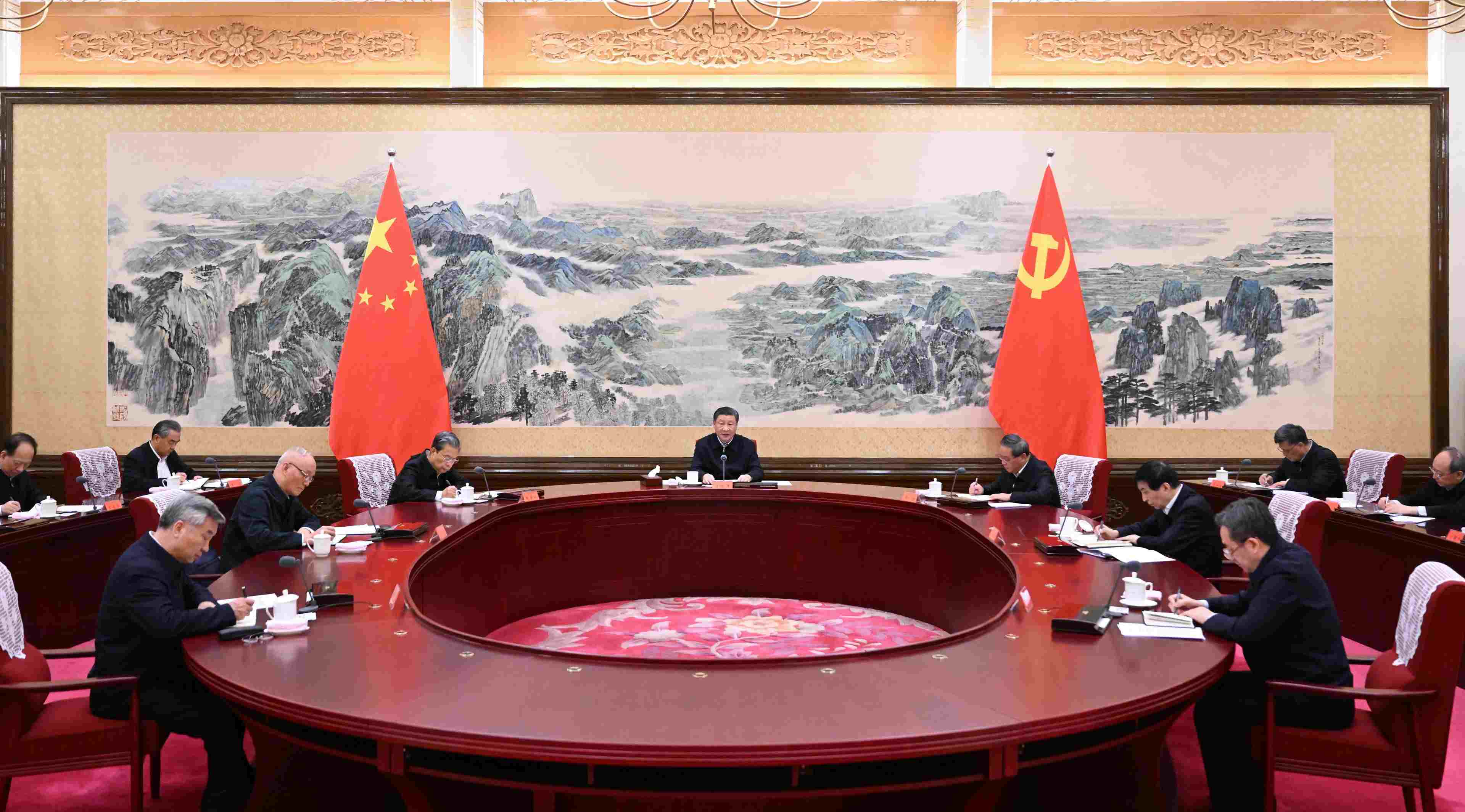 2023年12月21日至22日，中共中央政治局召開(kāi)學(xué)習(xí)貫徹習(xí)近平新時(shí)代中國(guó)特色社會(huì)主義思想主題教育專(zhuān)題民主生活會(huì)，中共中央總書(shū)記習(xí)近平主持會(huì)議并發(fā)表重要講話(huà)。