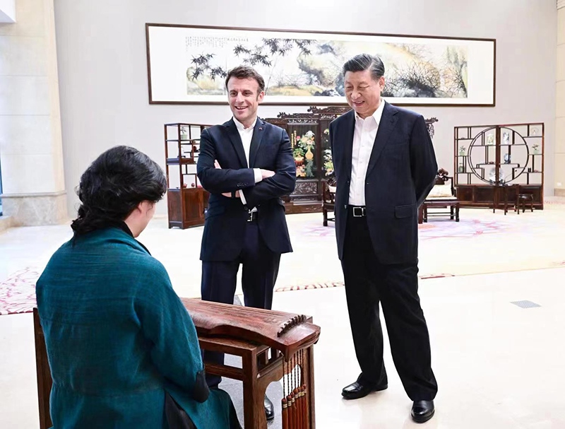 2023年4月7日，習近平主席在廣東省廣州市松園同法國總統(tǒng)馬克龍舉行非正式會晤。這是兩國元首在白云廳欣賞古琴演奏。