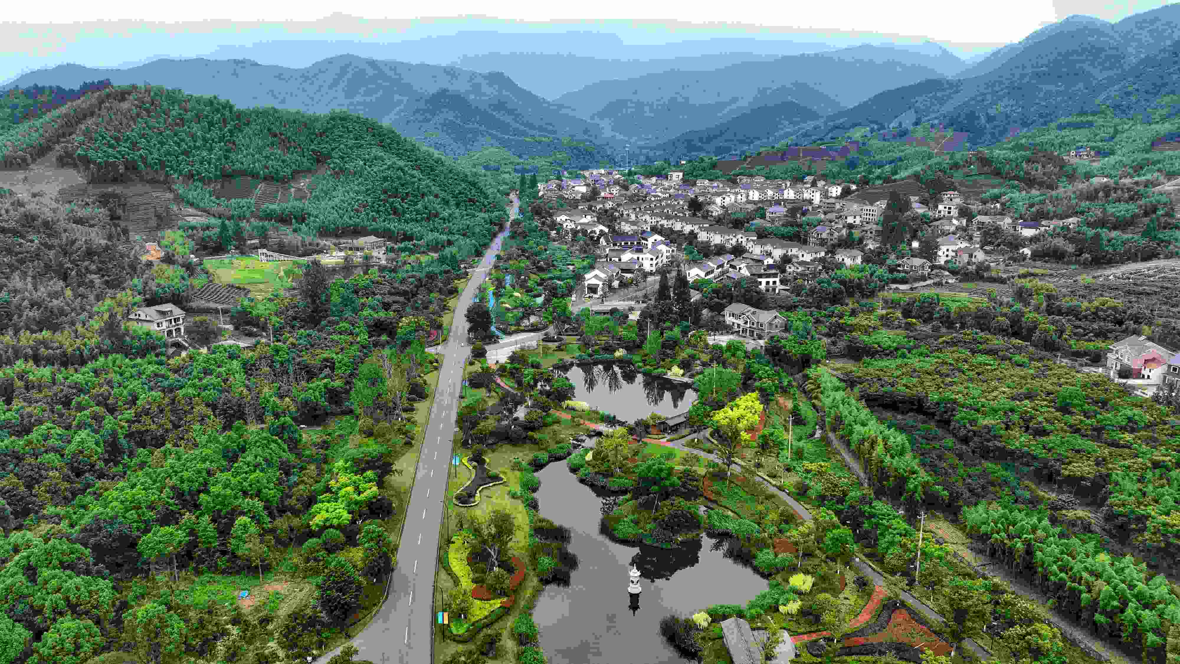 2023年6月6日，杭州余杭區(qū)徑山鎮(zhèn)鄉(xiāng)村，生態(tài)碧水、沿路花海與村莊農(nóng)房相映成趣，構(gòu)成一幅美麗的山水田園畫(huà)。