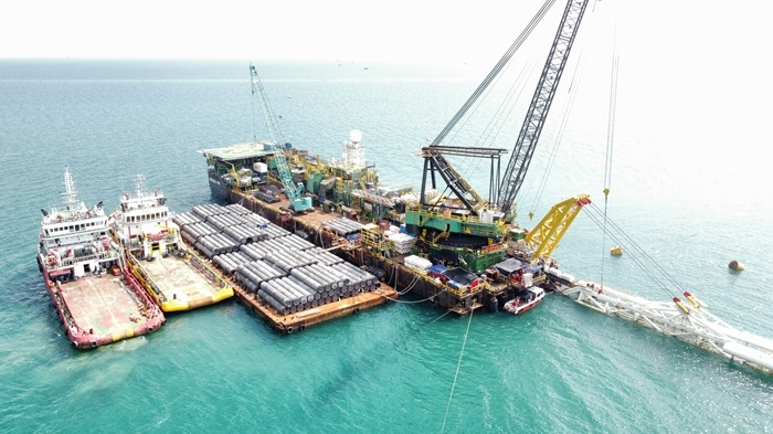 印尼拉維拉維項目52英寸海管拖拉頭準確抵達登陸點。主辦方供圖