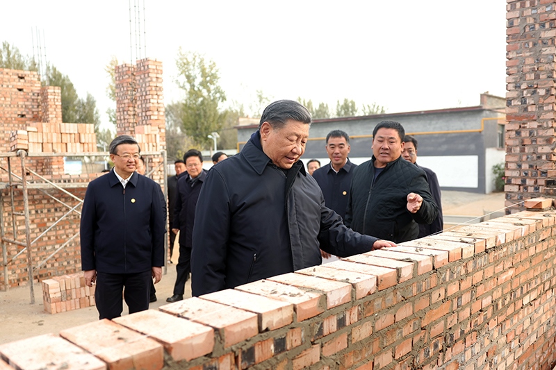 2023年11月10日，習近平總書記在河北保定涿州市刁窩鎮(zhèn)萬全莊村房屋重建施工現(xiàn)場考察。