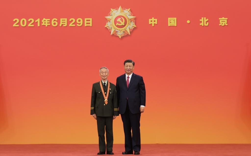 2021年6月29日，習(xí)近平總書記向“七一勛章”獲得者崔道植頒授勛章。新華社記者 李學(xué)仁 攝
