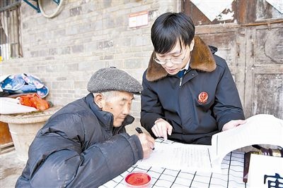  圖③：當事人簽署調(diào)解協(xié)議。