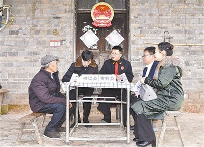  圖②：調(diào)解現(xiàn)場。