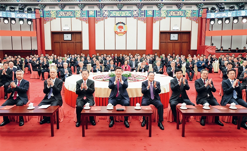 2023年12月29日，全國(guó)政協(xié)在北京舉行新年茶話會(huì)。黨和國(guó)家領(lǐng)導(dǎo)人習(xí)近平、李強(qiáng)、趙樂(lè)際、王滬寧、蔡奇、丁薛祥、李希、韓正出席茶話會(huì)并觀看演出。 新華社記者 鞠鵬/攝
