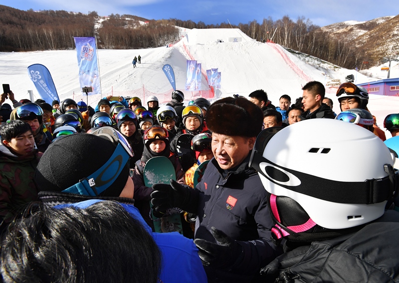 2017年1月23日，習(xí)近平總書記在云頂滑雪場(chǎng)同正在集訓(xùn)的國家滑雪隊(duì)運(yùn)動(dòng)員及滑雪愛好者親切交談。