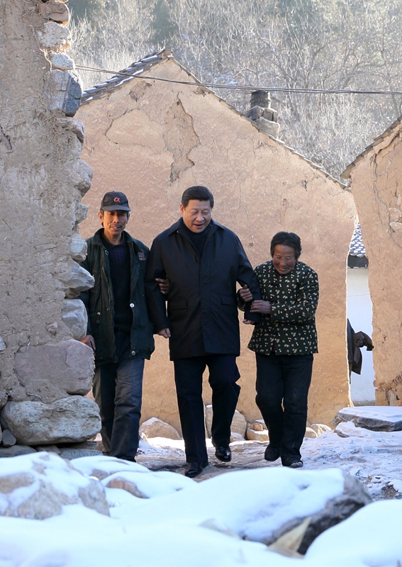 2012年12月30日，習(xí)近平總書記來到地處深山的河北阜平駱駝灣村，走進(jìn)困難群眾唐宗秀家慰問看望。