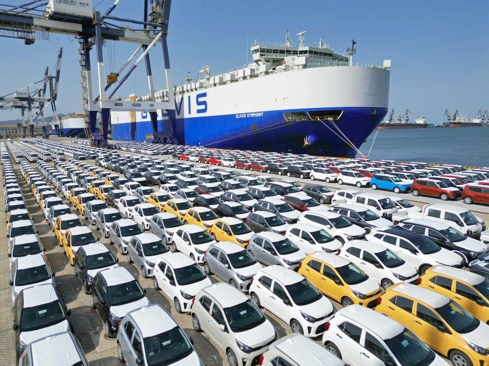△2023年7月5日，大批出口商品車集結(jié)山東煙臺(tái)港準(zhǔn)備通過(guò)汽車滾裝船發(fā)運(yùn)。