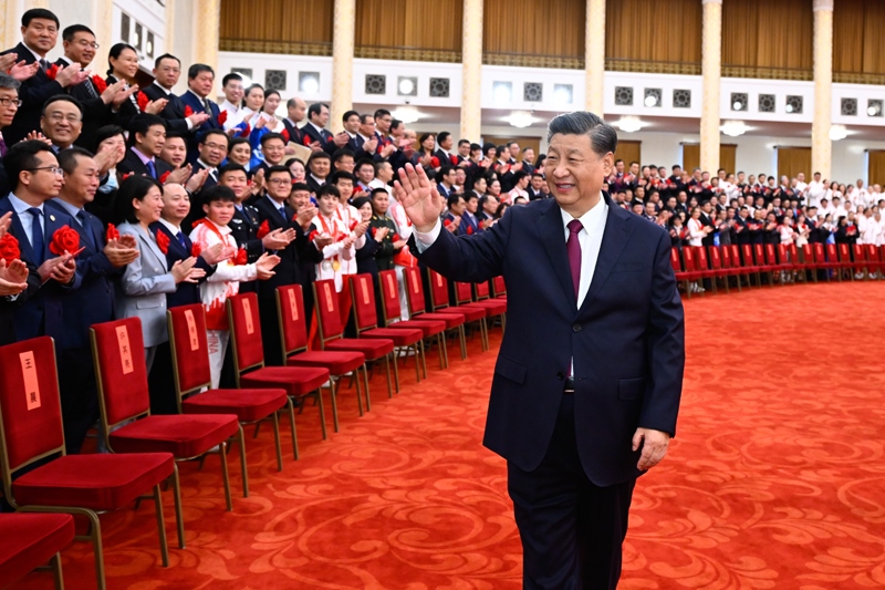 2022年4月8日，北京冬奧會、冬殘奧會總結(jié)表彰大會前，習(xí)近平總書記會見北京冬奧會、冬殘奧會突出貢獻(xiàn)集體代表、突出貢獻(xiàn)個人和中國體育代表團(tuán)成員。