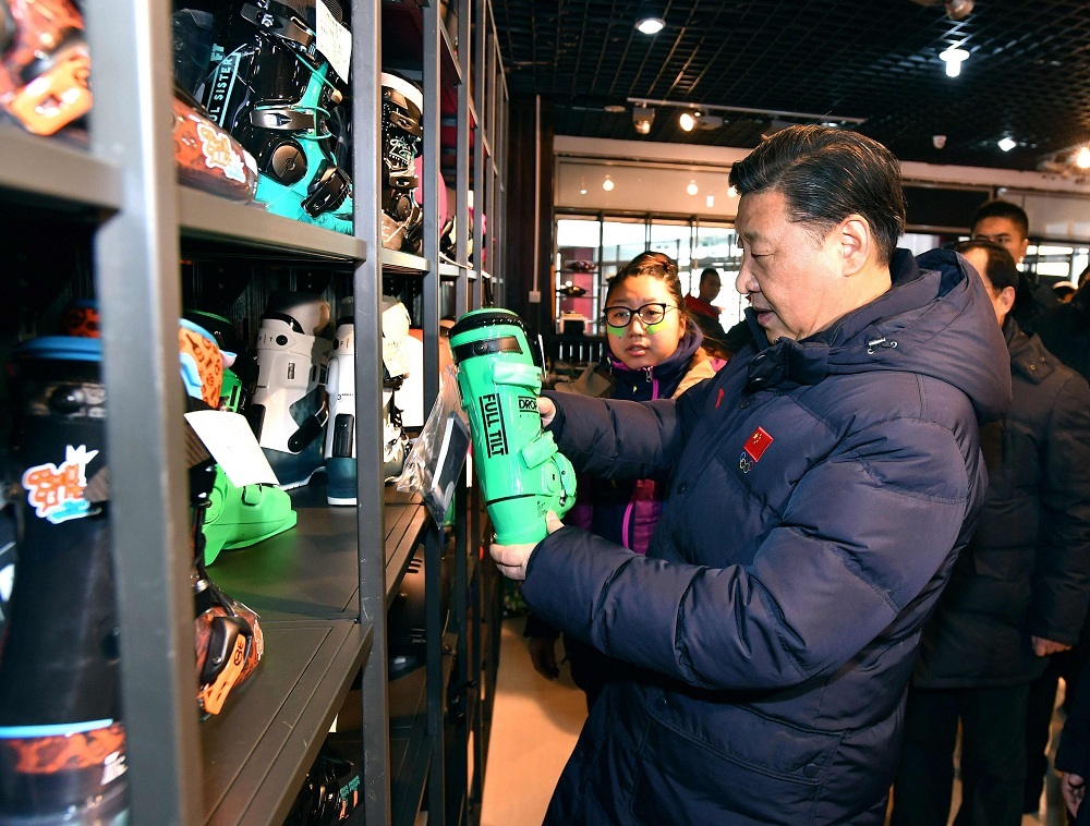 2017年1月23日，習(xí)近平總書記在河北省張家口市云頂滑雪場雪具大廳了解各式雪具的不同功用。