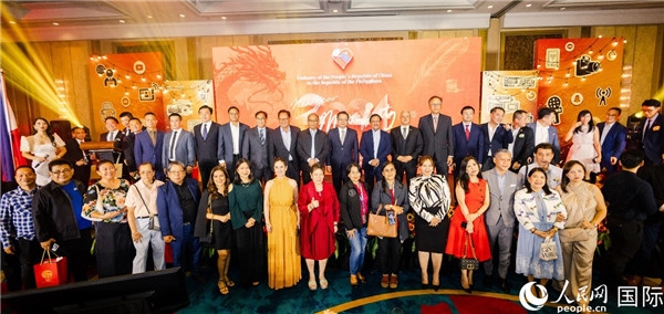 出席駐菲律賓使館2024年新年媒體沙龍部分嘉賓代表合影。人民網(wǎng)記者樊帆 攝