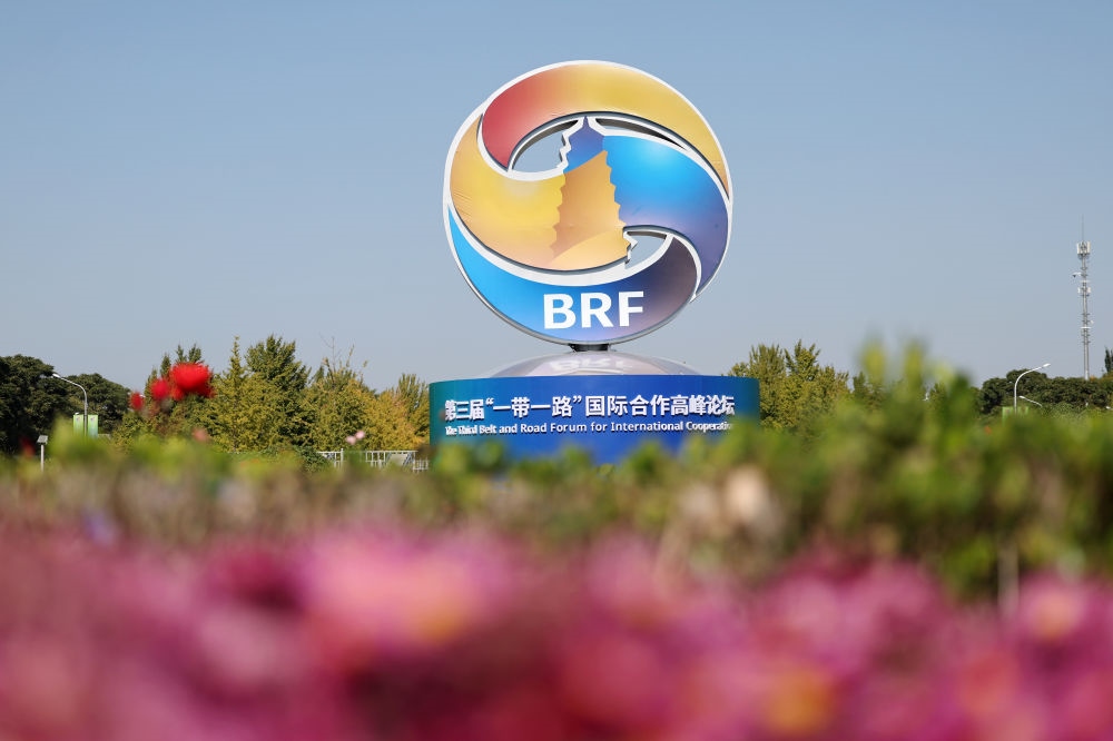 這是在北京市北土城路附近拍攝的“一帶一路”國際合作高峰論壇景觀布置（2023年10月16日攝）。新華社記者 陳斌 攝