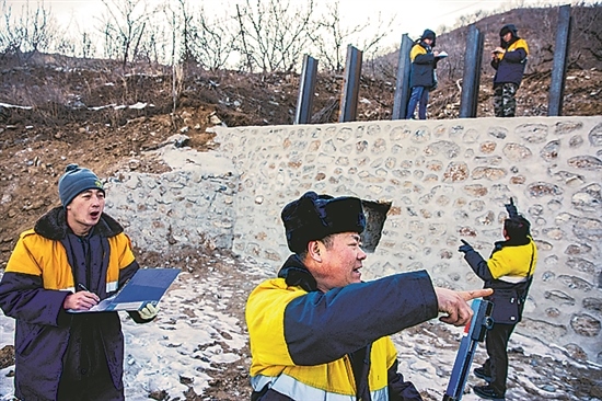 1月15日，門頭溝區(qū)妙峰山鎮(zhèn)，來自中國鐵路北京局的單秀松（左二）與同事正在鐵路線上進(jìn)行防洪隱患排查工作。