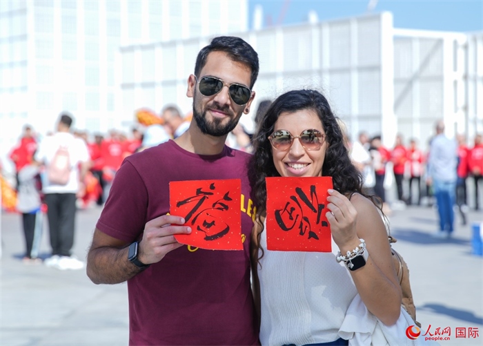 游客展示“福”字。人民網(wǎng) 塔里克·易卜拉欣攝
