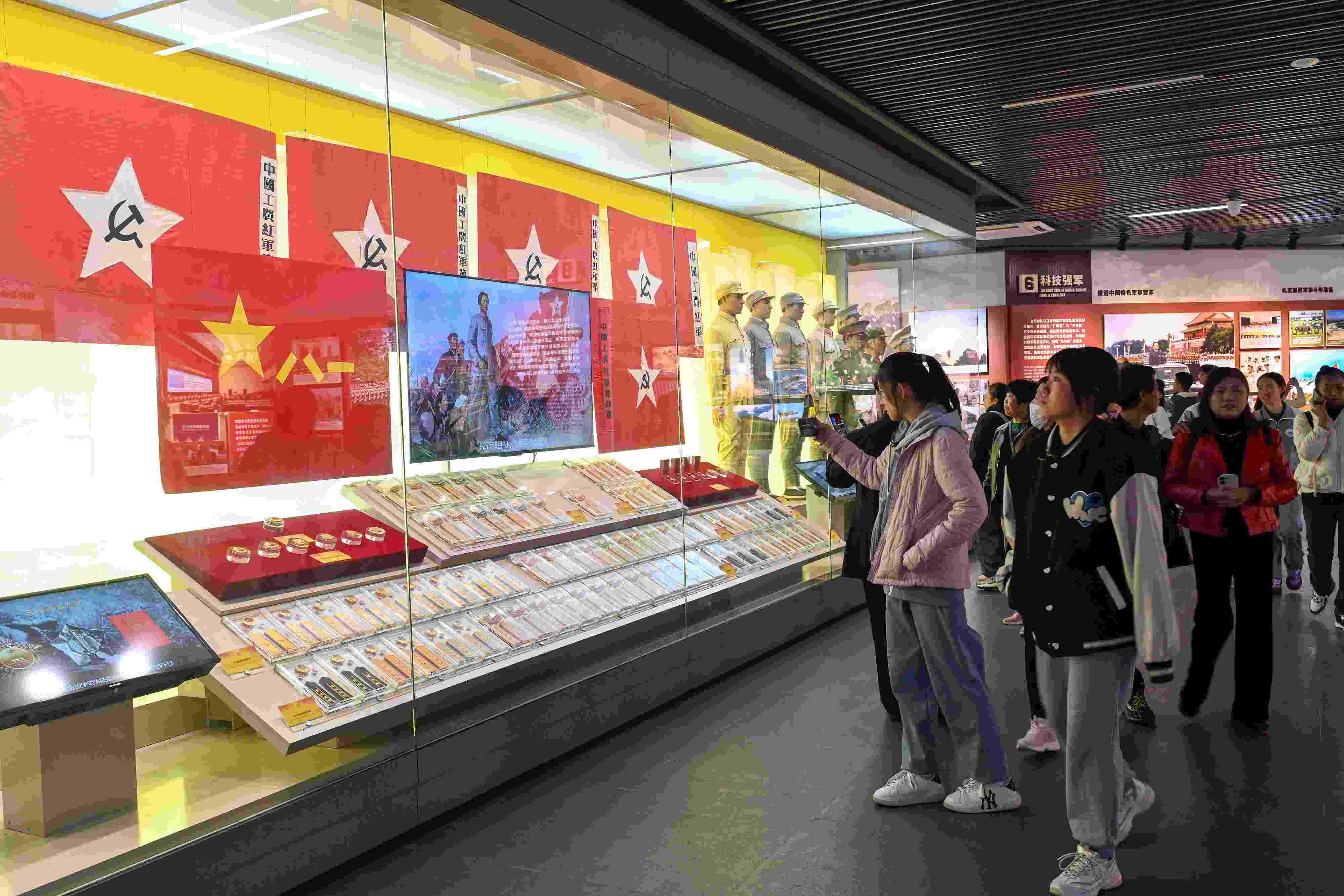 2023年11月15日，游客游覽參觀南昌八一起義紀(jì)念館，感受體驗(yàn)紅色文化的教育。