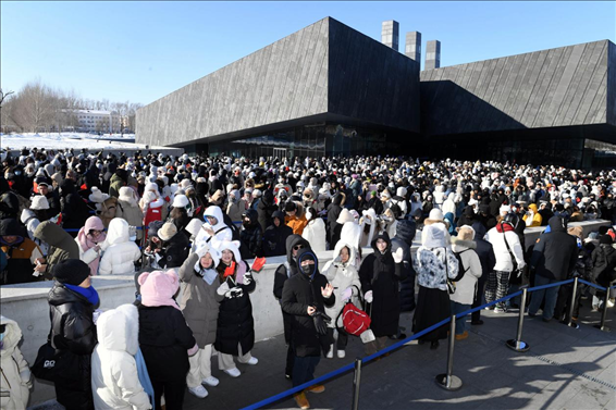 2024年1月15日，哈爾濱，侵華日軍第七三一部隊(duì)罪證陳列館門口排隊(duì)的游客整齊有序。
