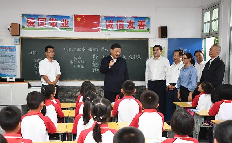 △2020年9月16日，習近平總書記在湖南郴州市汝城縣文明瑤族鄉(xiāng)第一片小學，同正在上思政課的同學們親切交流。