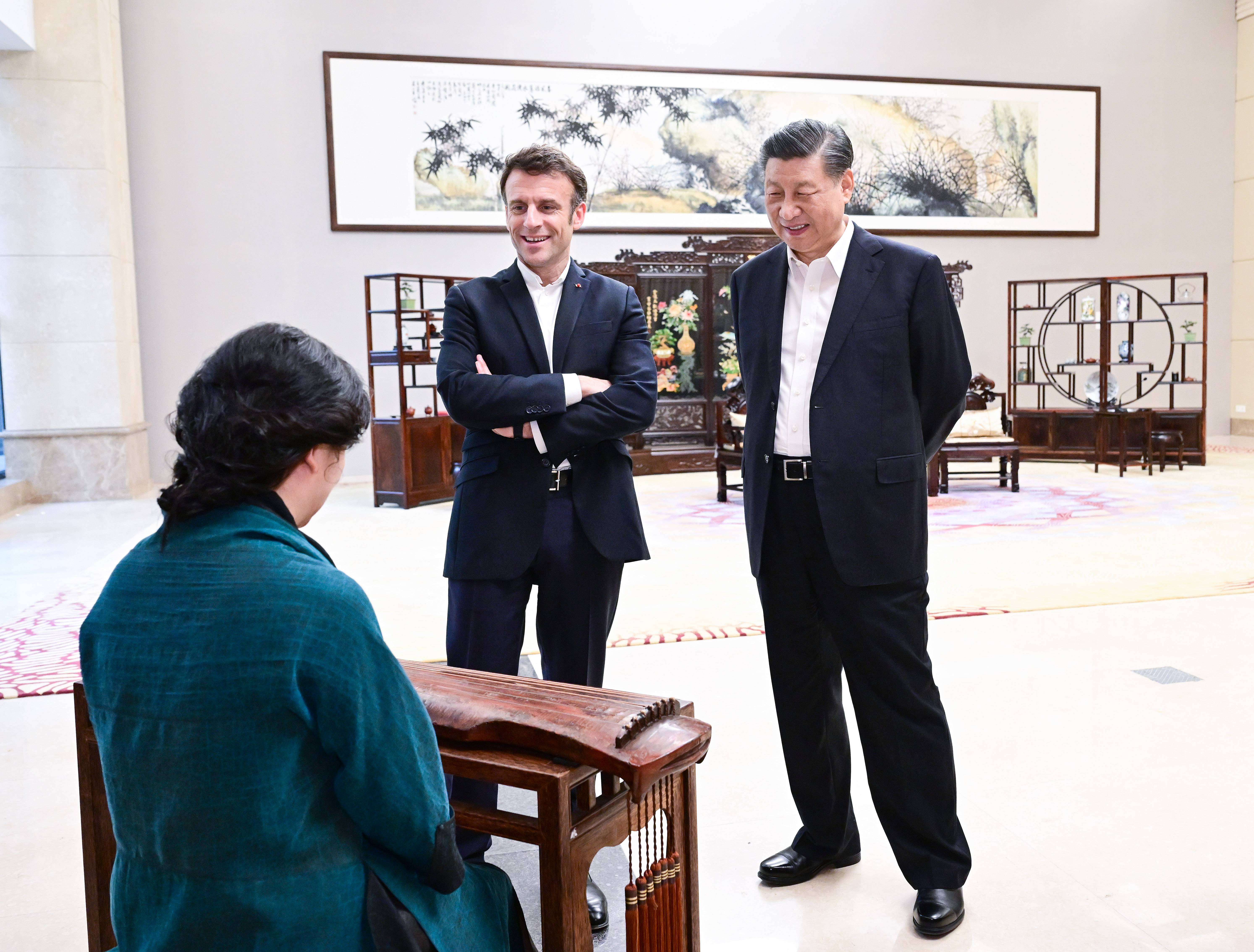 2023年4月7日，習(xí)近平主席在廣東省廣州市松園同法國總統(tǒng)馬克龍舉行非正式會晤。這是兩國元首在白云廳欣賞古琴演奏。