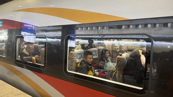 旅客乘坐高鐵列車。中國鐵路北京局供圖