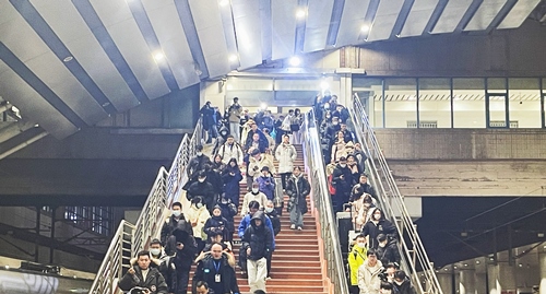 2024年鐵路春運今日啟動，旅客進入站臺準備乘車。人民網記者 喬雪峰攝
