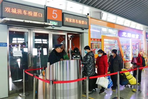 哈西公路客運站內旅客檢票排隊上車。黑龍江省交通運輸廳供圖