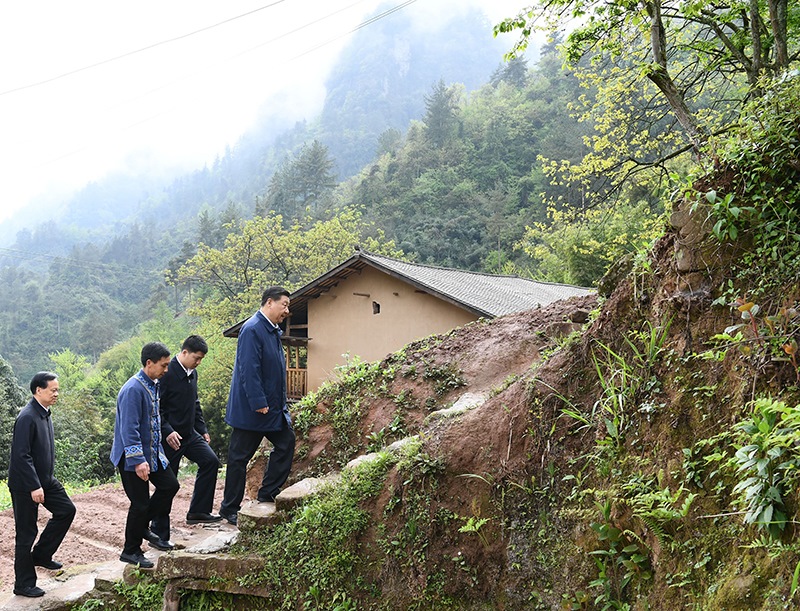 2019年4月15日，在重慶石柱土家族自治縣中益鄉(xiāng)華溪村，習(xí)近平總書記踏著濕滑的石階登上陡坡，前往貧困戶譚登周家看望。