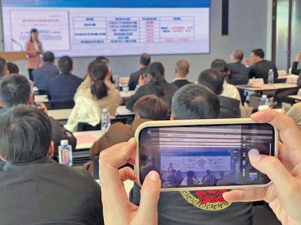 1月2日，“百團(tuán)千企出海拓市場增訂單”行動啟動。蔣文廣 攝