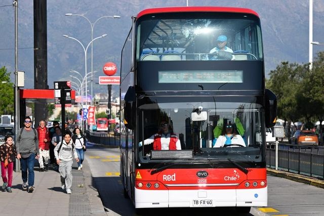 2023年10月31日，一輛由中國制造的新能源公交車行駛在智利首都圣地亞哥的主城區(qū)。新華社記者 辛悅衛(wèi)攝