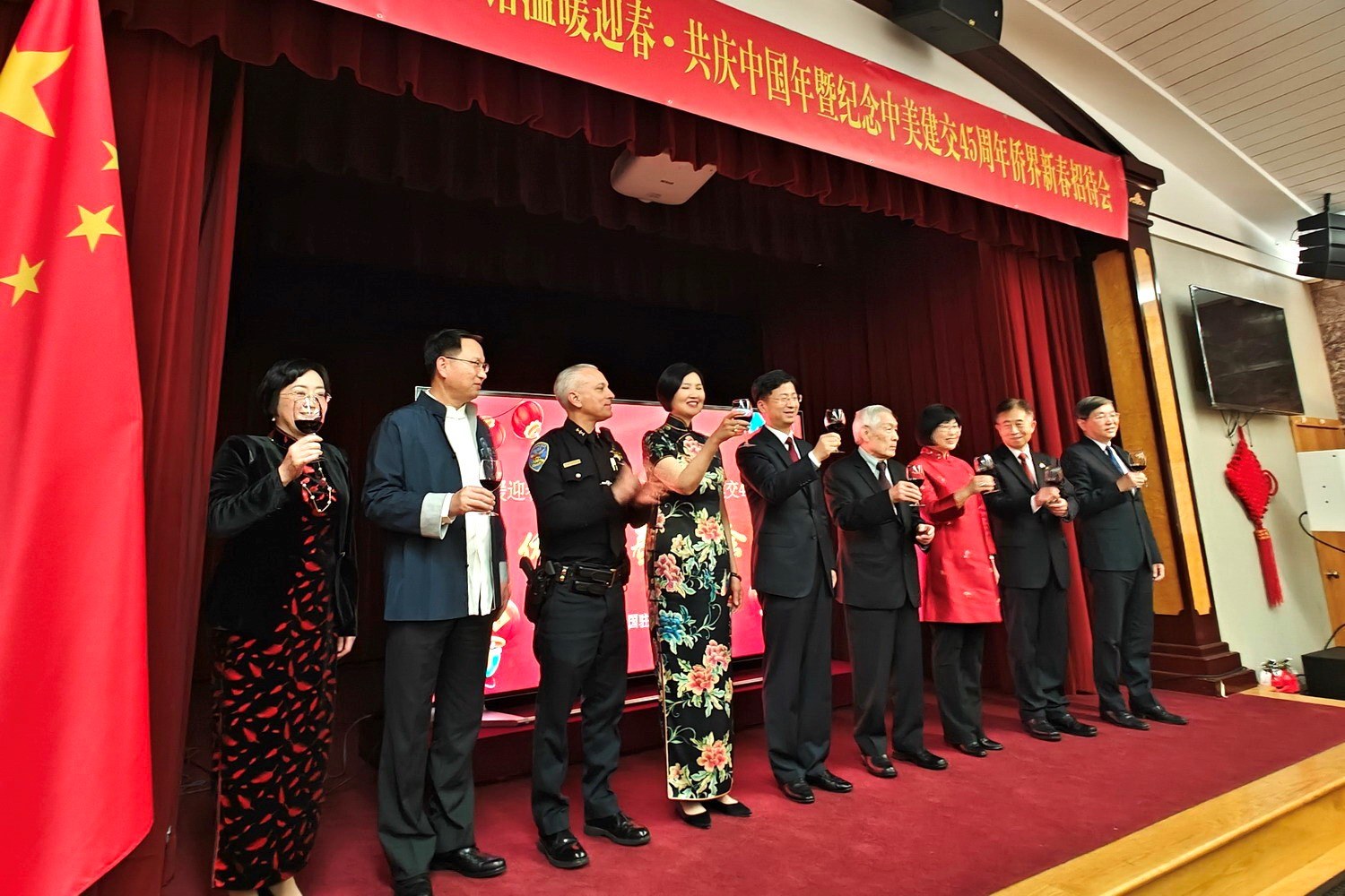 僑胞代表與駐舊金山總領(lǐng)館官員合影。主辦方供圖