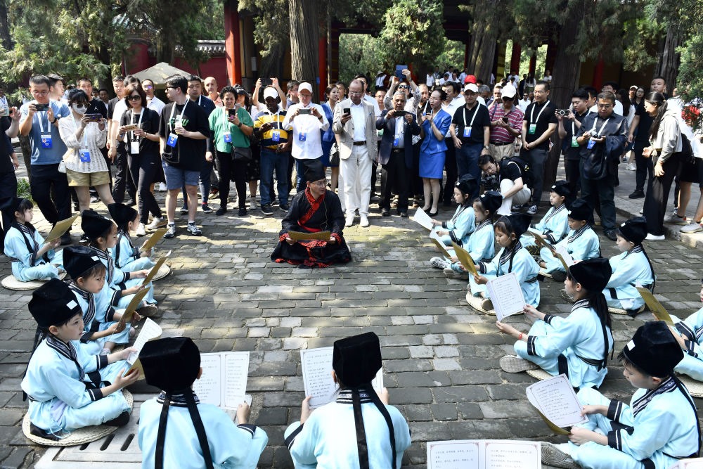 2023年6月27日，在曲阜孔廟，嘉賓和游客在聆聽孩子們誦讀《論語》。