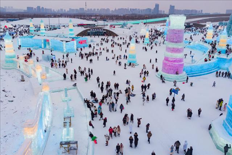 游客在哈爾濱冰雪大世界園區(qū)內(nèi)游玩（無人機(jī)照片，2024年1月4日攝）。新華社記者 謝劍飛 攝