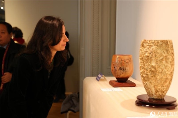 嘉賓和公眾參觀“絲路瓷行”——中國(guó)景德鎮(zhèn)陶瓷文化特展。人民網(wǎng)記者 尚凱元攝